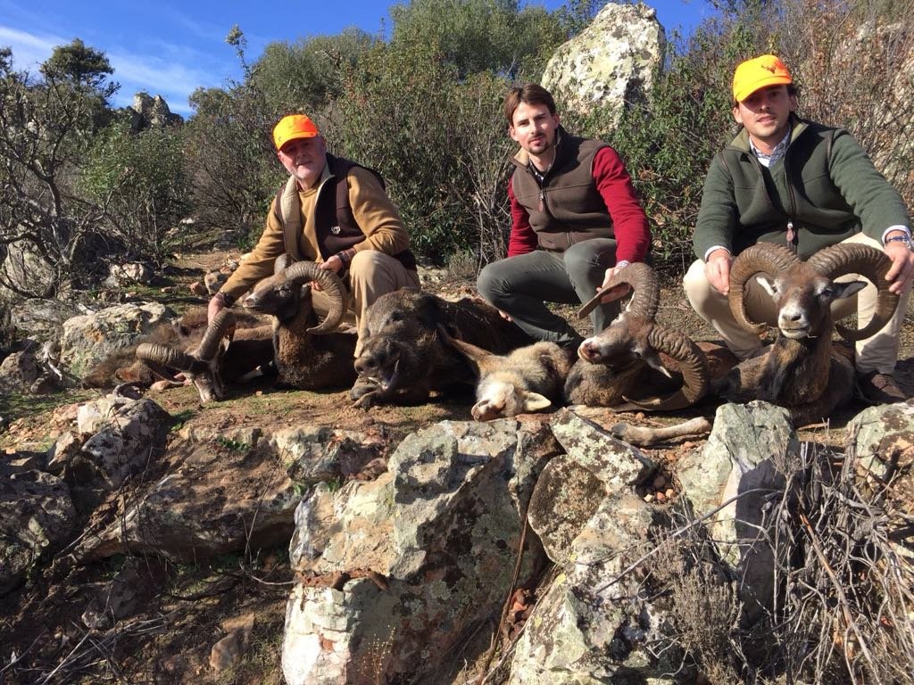 Cacciatori internazionali in una caccia organizzata dalla Sierra del Oro
