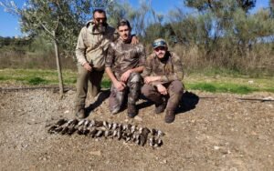 Gruppi di cacciatori dopo una giornata di caccia con Sierra del Oro.
