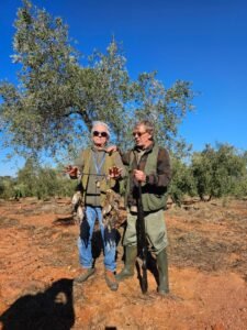 Cacciatore internazionale in una giornata di caccia al tordo con la Sierra del Oro