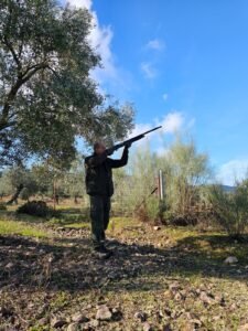 Cacciatore internazionale in una giornata di caccia al tordo con la Sierra del Oro