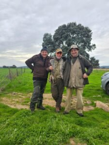 Cacciatore internazionale in una giornata di caccia al tordo con la Sierra del Oro