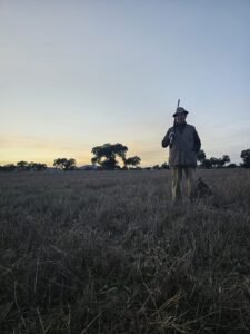 Cacciatore internazionale in una giornata di caccia al tordo con la Sierra del Oro